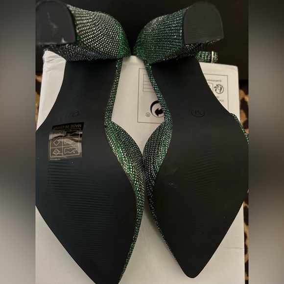 Women emerald green squar heel never worn size 7. - Picture 2 of 3